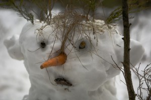 весёлый снеговик